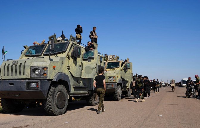 Sicherheitskräfte der syrischen Regierung versammeln sich am Rande der Provinz Suwaida, wo es zu Zusammenstößen bewaffneter Gruppen gekommen ist.<span class='image-autor'>Foto: AP/dpa/Malek Khattab</span>