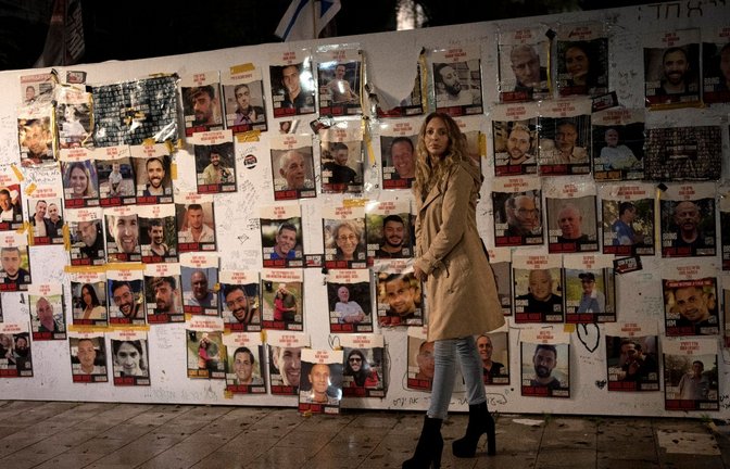 Ausstellung mit Postern von Menschen, die am 7. Oktober 2023 von der Hamas als Geiseln genommen wurden in Tel Aviv.<span class='image-autor'>Foto: Maya Alleruzzo/AP</span>