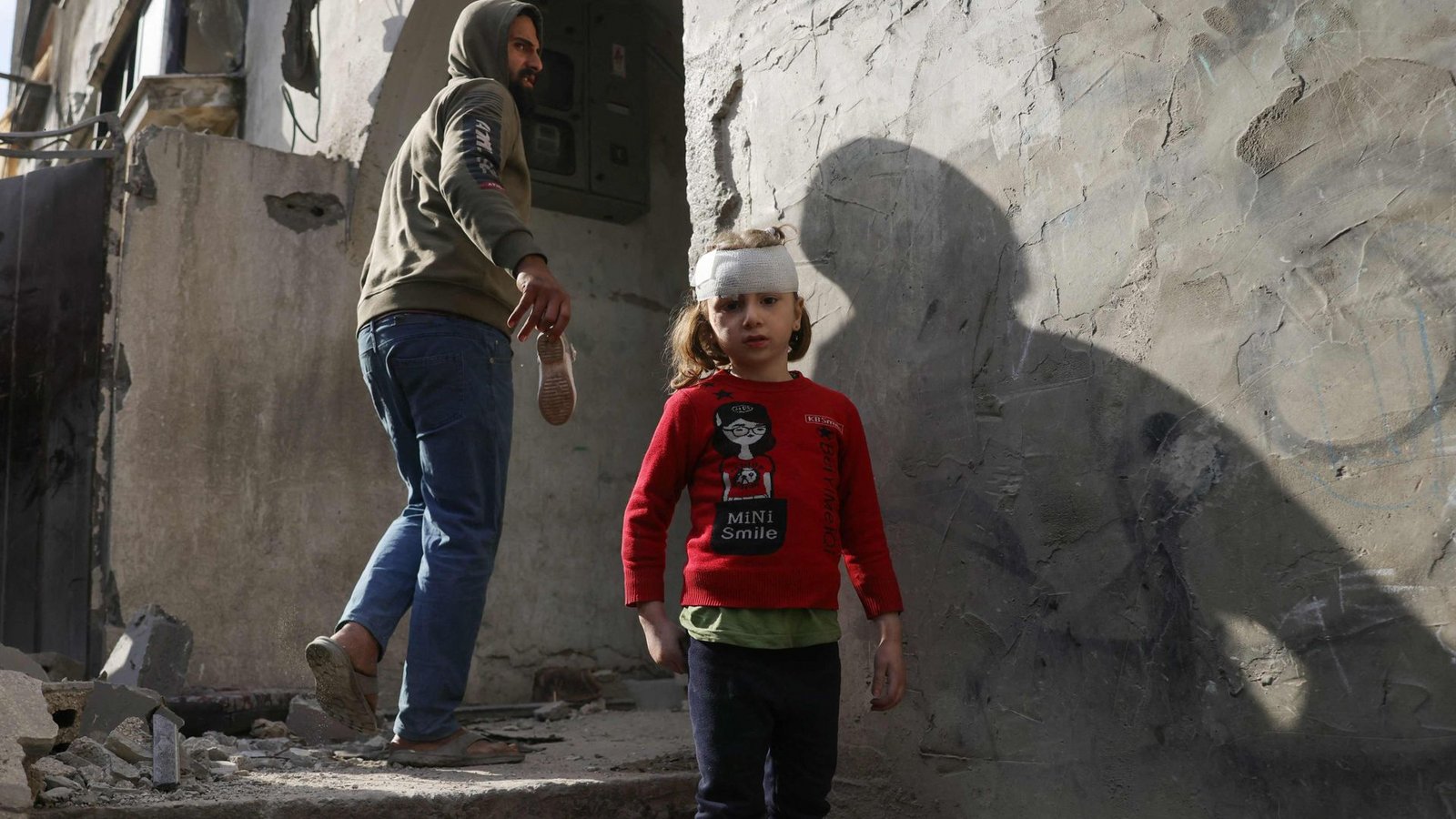 Palästinenser begutachten die Schäden nach den israelischen Angriffen im nördlichen Gazastreifen (Archivfoto).Foto: AFP/BASHAR TALEB