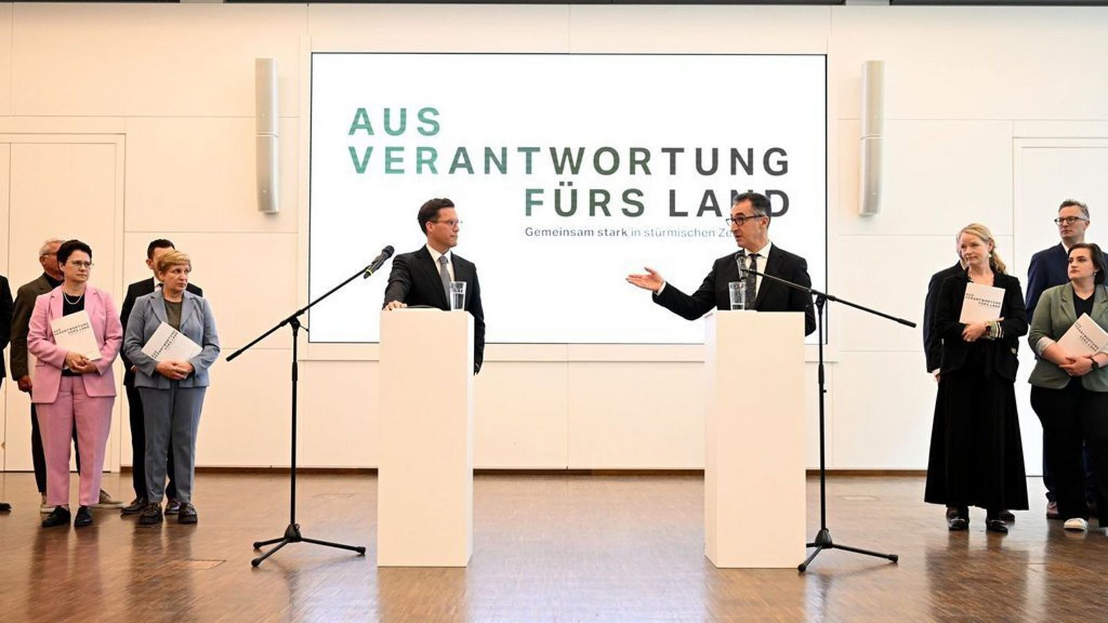 Ganz nah sind sich CDU und Grüne bei der Vorstellung des Koalitionsvertrags noch nicht gekommen.Foto: Bernd Weißbrod/dpa