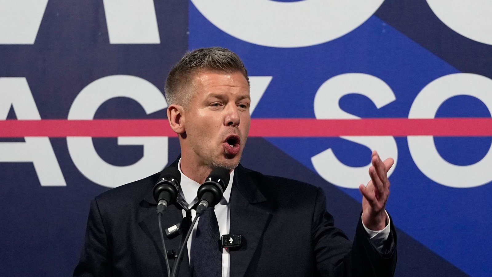 Am Tag vor der Parlamentswahl in Ungarn wähnt sich Oppositionschef Magyar bereits als Sieger.Foto: Darko Bandic/AP/dpa