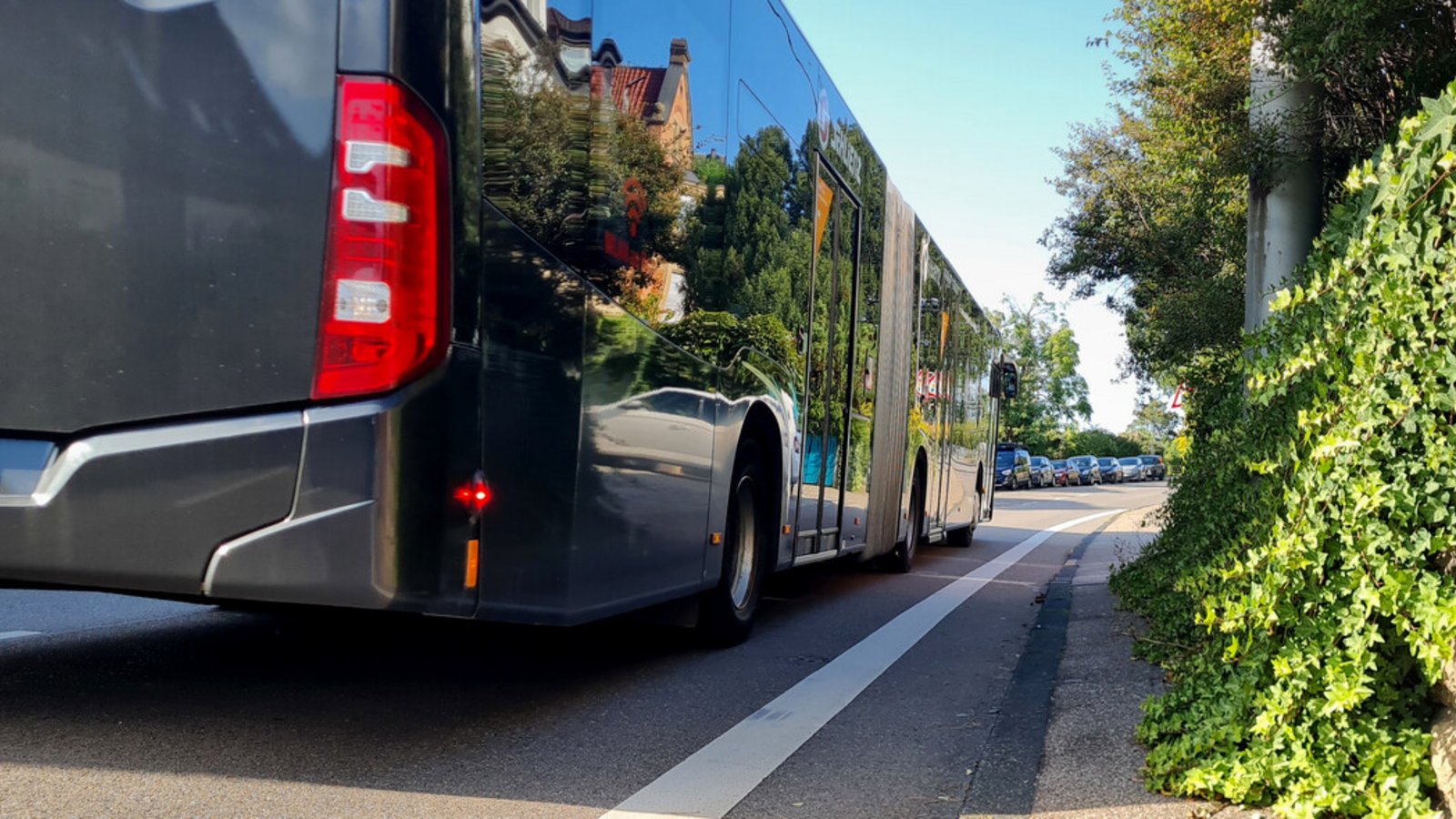 Die durchgezogene Linie soll in der Kappelbergstraße bewirken, dass Fußgänger etwas mehr Platz haben.Foto: Sebastian Steegmüller Die durchgezogene Linie soll in der Kappelbergstraße bewirken, dass Fußgänger etwas mehr Platz haben.Foto: Sebastian Steegmüller