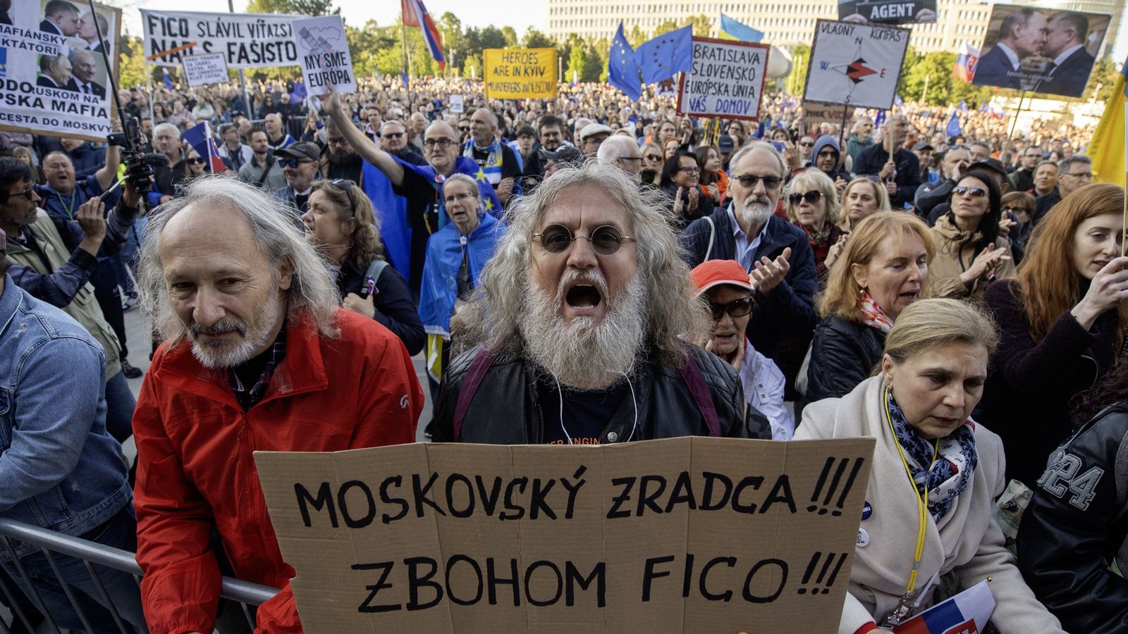 In der Slowakei haben die Menschen gegen den Moskau-Besuch ihres Premierministers Robert Fico demonstriert.Foto: Martin Baumann/TASR/dpa In der Slowakei haben die Menschen gegen den Moskau-Besuch ihres Premierministers Robert Fico demonstriert.Foto: Martin Baumann/TASR/dpa