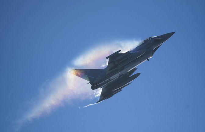 Der Eurofighter durchbrach bei dem Abfangmanöver die Schallmauer. (Symbolbild)<span class='image-autor'>Foto: dpa/Christophe Gateau</span>