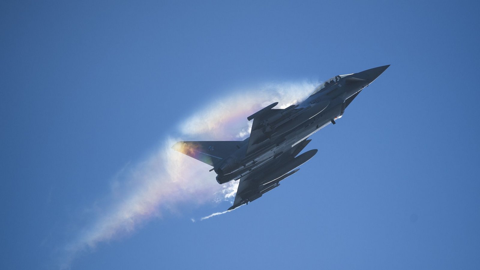 Der Eurofighter durchbrach bei dem Abfangmanöver die Schallmauer. (Symbolbild)Foto: dpa/Christophe Gateau Der Eurofighter durchbrach bei dem Abfangmanöver die Schallmauer. (Symbolbild)Foto: dpa/Christophe Gateau