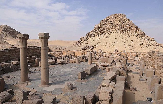 Säulen des Totentempels mit der   Pyramide  von Pharao Sahure bei dem ägyptischen Dorf Abusir.<span class='image-autor'>Foto: Imago/Ocean Photo</span>