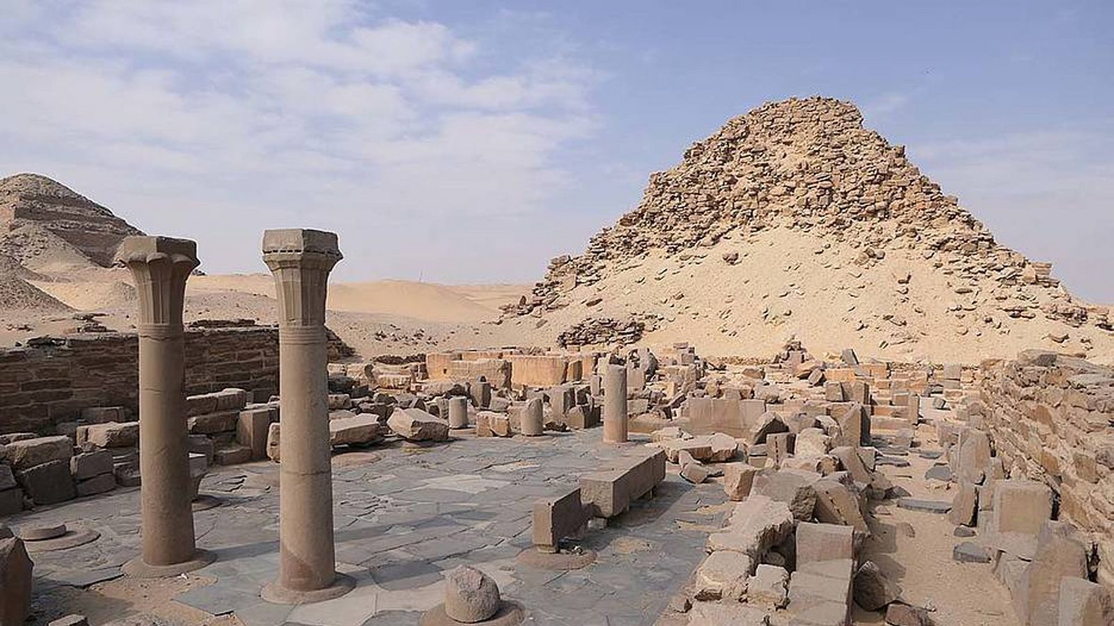 Säulen des Totentempels mit der   Pyramide  von Pharao Sahure bei dem ägyptischen Dorf Abusir.Foto: Imago/Ocean Photo