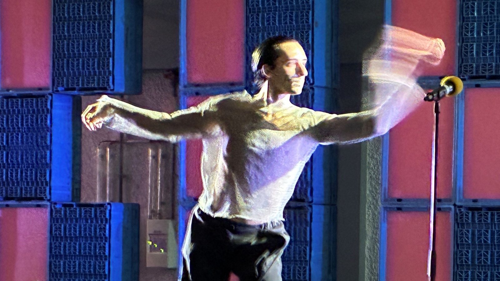 Tanzt mit zugeklebtem Mund: Alessandro Giaquinto in seinem Protest-Solo „Null“Foto: ak