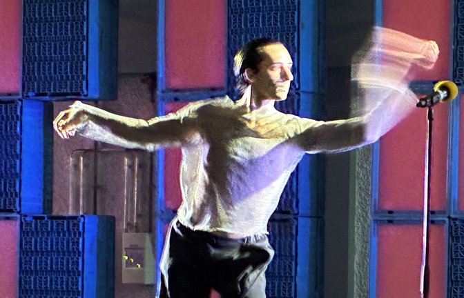 Tanzt mit zugeklebtem Mund: Alessandro Giaquinto in seinem Protest-Solo „Null“<span class='image-autor'>Foto: ak</span>