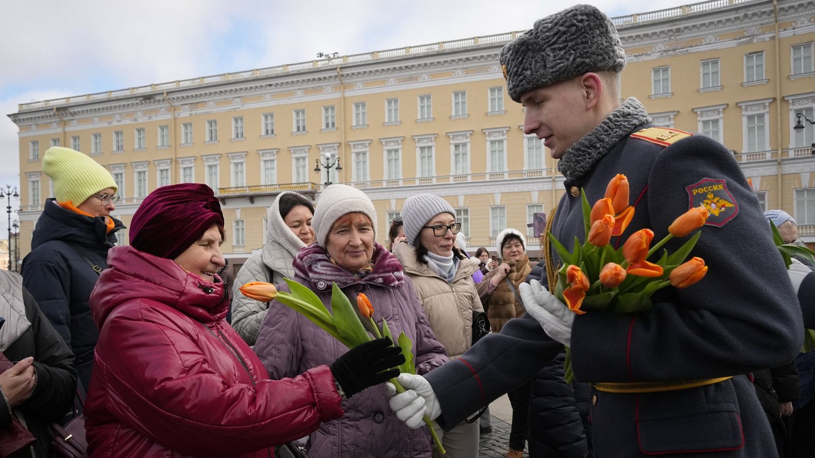Ein Soldat der Ehrengarde überreicht Frauen im russischen St. Petersburg Blumen. Der Internationale Frauentag am 8. März ist ein offizieller Feiertag in Russland.Foto: dpa/Dmitri Lovetsky Ein Soldat der Ehrengarde überreicht Frauen im russischen St. Petersburg Blumen. Der Internationale Frauentag am 8. März ist ein offizieller Feiertag in Russland.Foto: dpa/Dmitri Lovetsky