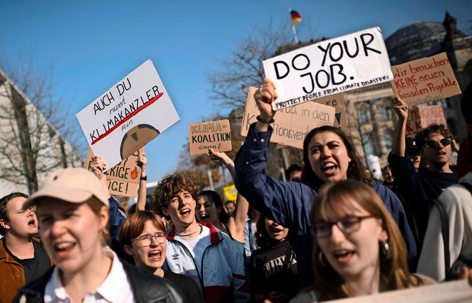 Vor allem Jüngere fordern wie hier auf der Friday-For-Future-Demo Ende März in Berlin eine konsequentere Klimaschutzpolitik.<span class='image-autor'>Foto: /Imago</span>