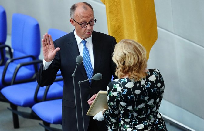 6. Mai 2025, Berlin: Der damals neu gewählte Bundeskanzler Friedrich Merz (CDU) legt vor Bundestagspräsidentin Julia Klöckner (CDU) im Bundestag bei der Vereidigung den Amtseid ab.<span class='image-autor'>Foto: Kay Nietfeld/dpa</span>