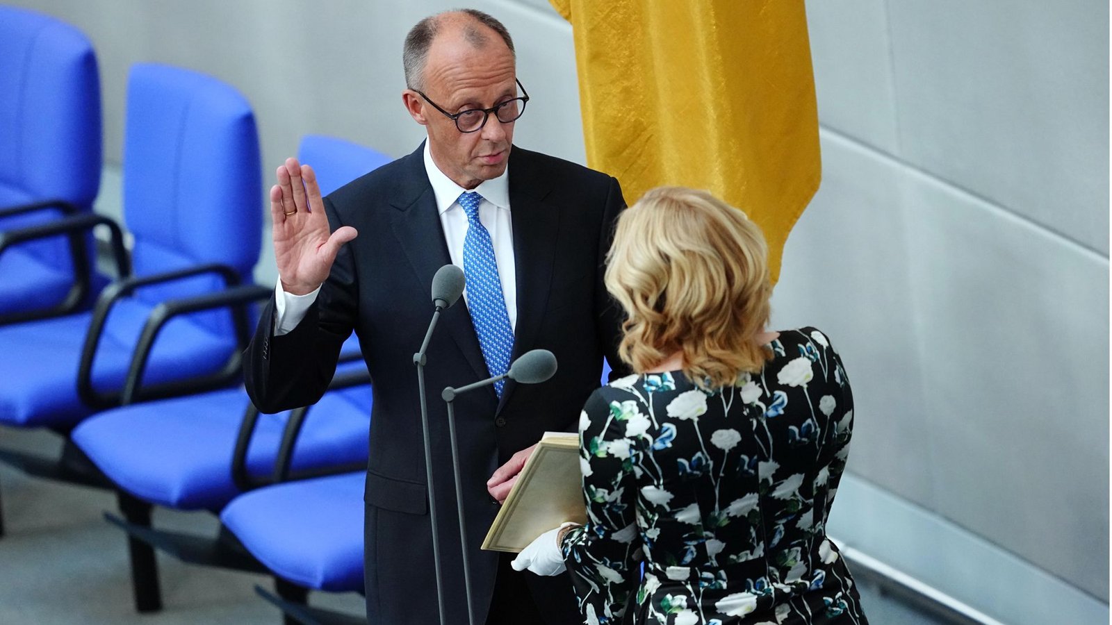 6. Mai 2025, Berlin: Der damals neu gewählte Bundeskanzler Friedrich Merz (CDU) legt vor Bundestagspräsidentin Julia Klöckner (CDU) im Bundestag bei der Vereidigung den Amtseid ab.Foto: Kay Nietfeld/dpa