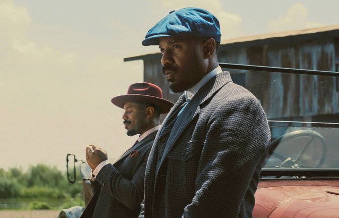 Der doppelte Michael B. Jordan in „Blood & Sinners“: Michael Ralla, der an der Stuttgarter Hochschule der Medien (HdM) studiert hat, macht’s möglich.<span class='image-autor'>Foto: Landmark Media</span>
