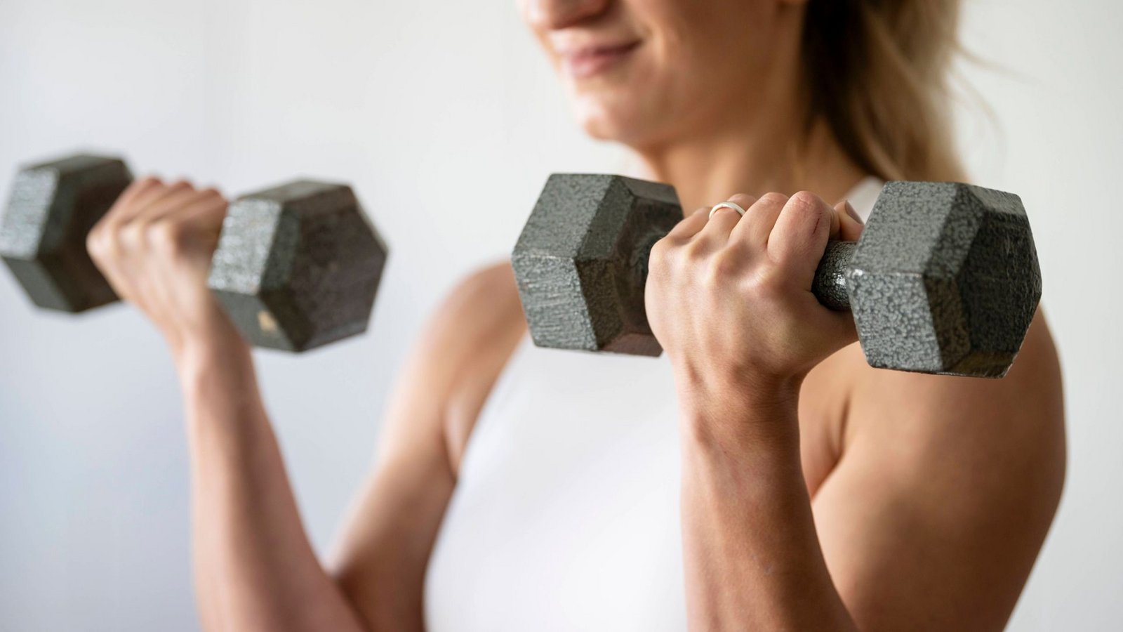 Krafttraining ist bei Frauen in den Wechseljahren besonders wichtig für den Muskelerhalt.Foto: IMAGO/Cavan Images