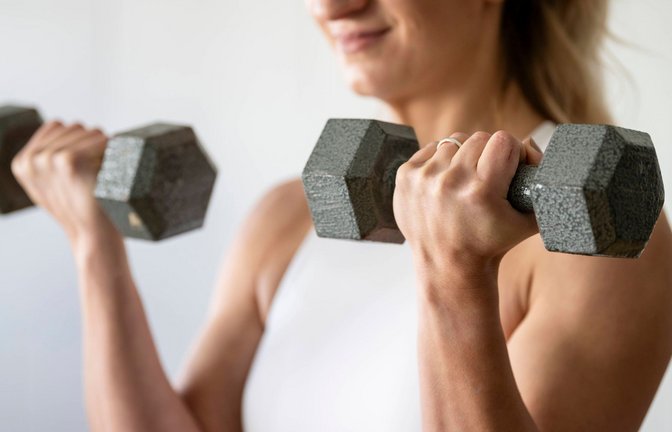 Krafttraining ist bei Frauen in den Wechseljahren besonders wichtig für den Muskelerhalt.<span class='image-autor'>Foto: IMAGO/Cavan Images</span>