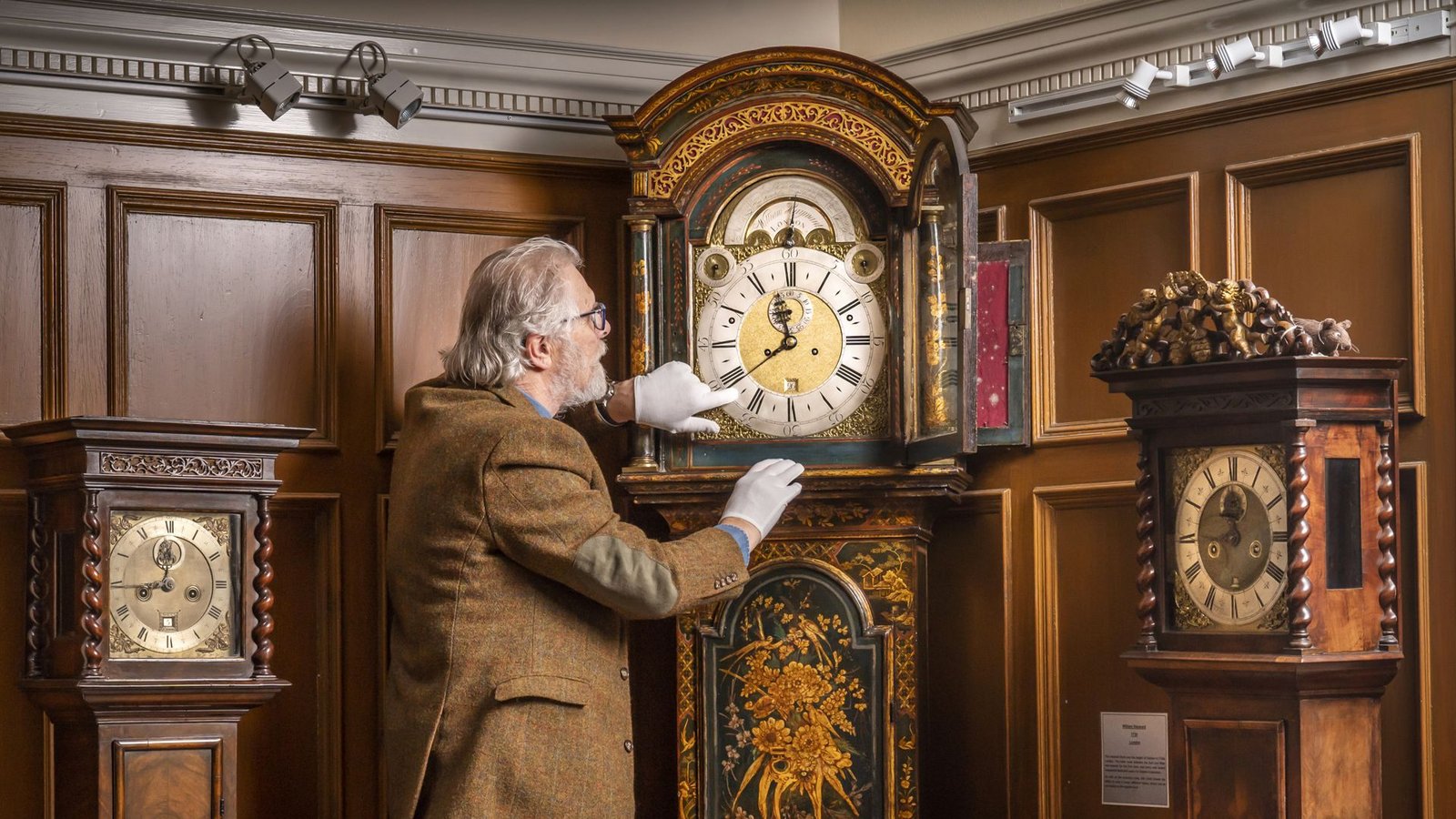 Alan Midleton, Präsident des British Horological Institute, stellt eine Standuhr, die 1730 von William Hayway gebaut wurde,  im Museum of Timekeeping um.Foto: dpa/Danny Lawson