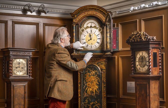 Alan Midleton, Präsident des British Horological Institute, stellt eine Standuhr, die 1730 von William Hayway gebaut wurde,  im Museum of Timekeeping um.<span class='image-autor'>Foto: dpa/Danny Lawson</span>