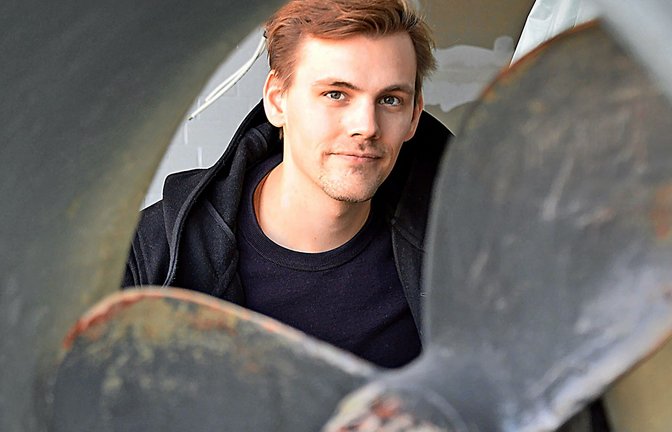 Nils Theinert  steht neben der Schraube eines „Seehunds“ – eines Klein-U-Bootes der Kriegsmarine aus dem Zweiten Weltkrieg.<span class='image-autor'>Foto: Phillipp Steiner</span>