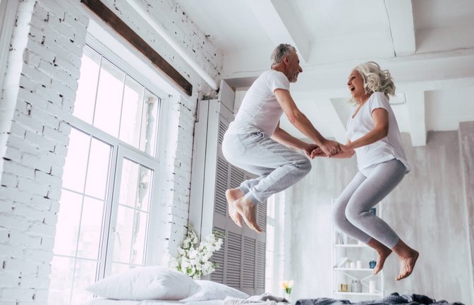 Abnehmen im Alter ist möglich und wichtig für die Gesundheit. Entdecken Sie 10 effektive Tipps, um auch im höheren Lebensalter gesund und nachhaltig Gewicht zu reduzieren.<span class='image-autor'>Foto: 4 PM production / Shutterstock.com</span>