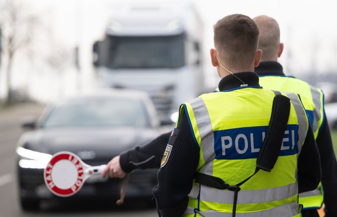 Ob und wann die europäische Asylreform auch zum Ende der deutschen Grenzkontrollen führen wird, ist offen. (Archivbild)<span class='image-autor'>Foto: Marijan Murat/dpa</span>