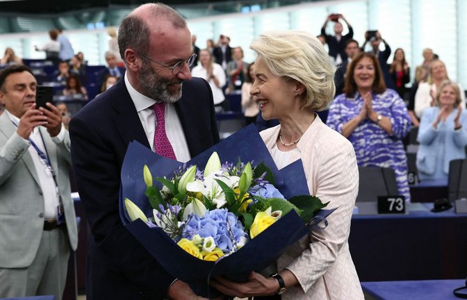 Blumen für die Siegerin. EVP-Fraktionschef Manfred Weber gratuliert Ursula von der Leyen, die soeben zur neuen EU-Kommissionschefin gewählt worden ist.<span class='image-autor'>Foto: AFP/FREDERICK FLORIN</span>