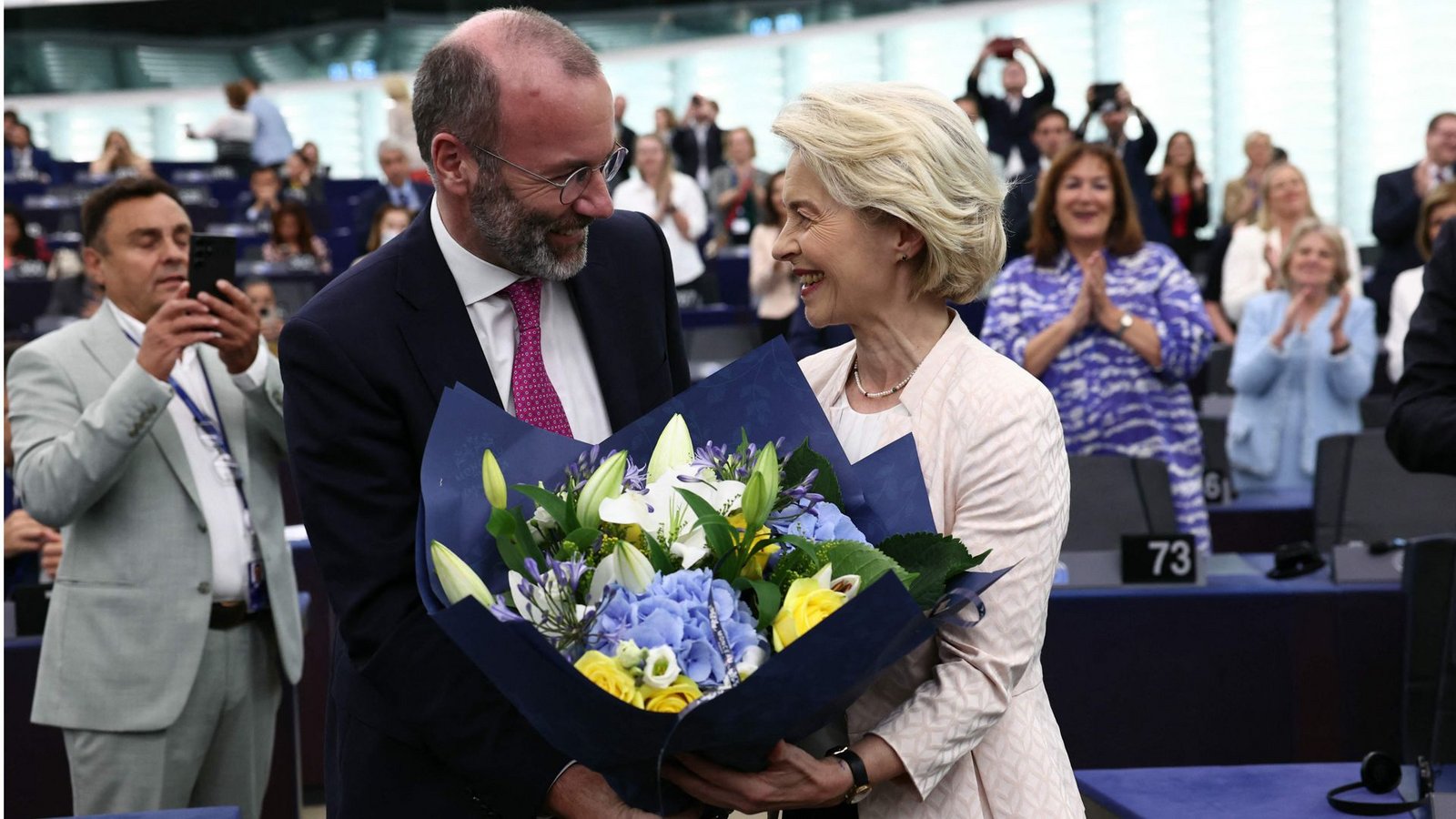 Blumen für die Siegerin. EVP-Fraktionschef Manfred Weber gratuliert Ursula von der Leyen, die soeben zur neuen EU-Kommissionschefin gewählt worden ist.Foto: AFP/FREDERICK FLORIN Blumen für die Siegerin. EVP-Fraktionschef Manfred Weber gratuliert Ursula von der Leyen, die soeben zur neuen EU-Kommissionschefin gewählt worden ist.Foto: AFP/FREDERICK FLORIN