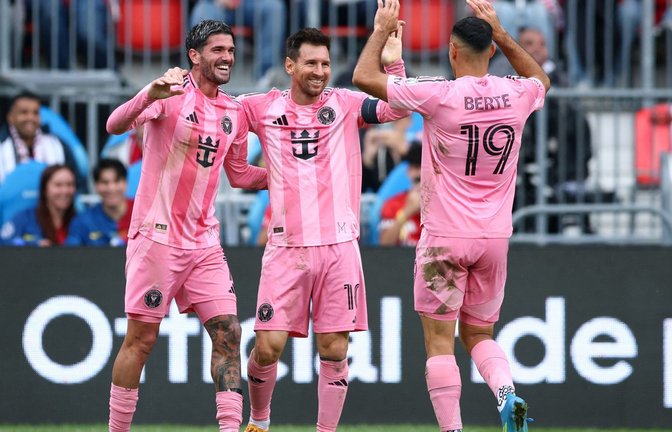 Weltstar Lionel Messi (M.) hat Titelverteidiger Inter Miami in der nordamerikanischen Fußball-Profiliga MLS zurück in die Erfolgsspur geführt.<span class='image-autor'>Foto: Getty Images via AFP/VAUGHN RIDLEY</span>
