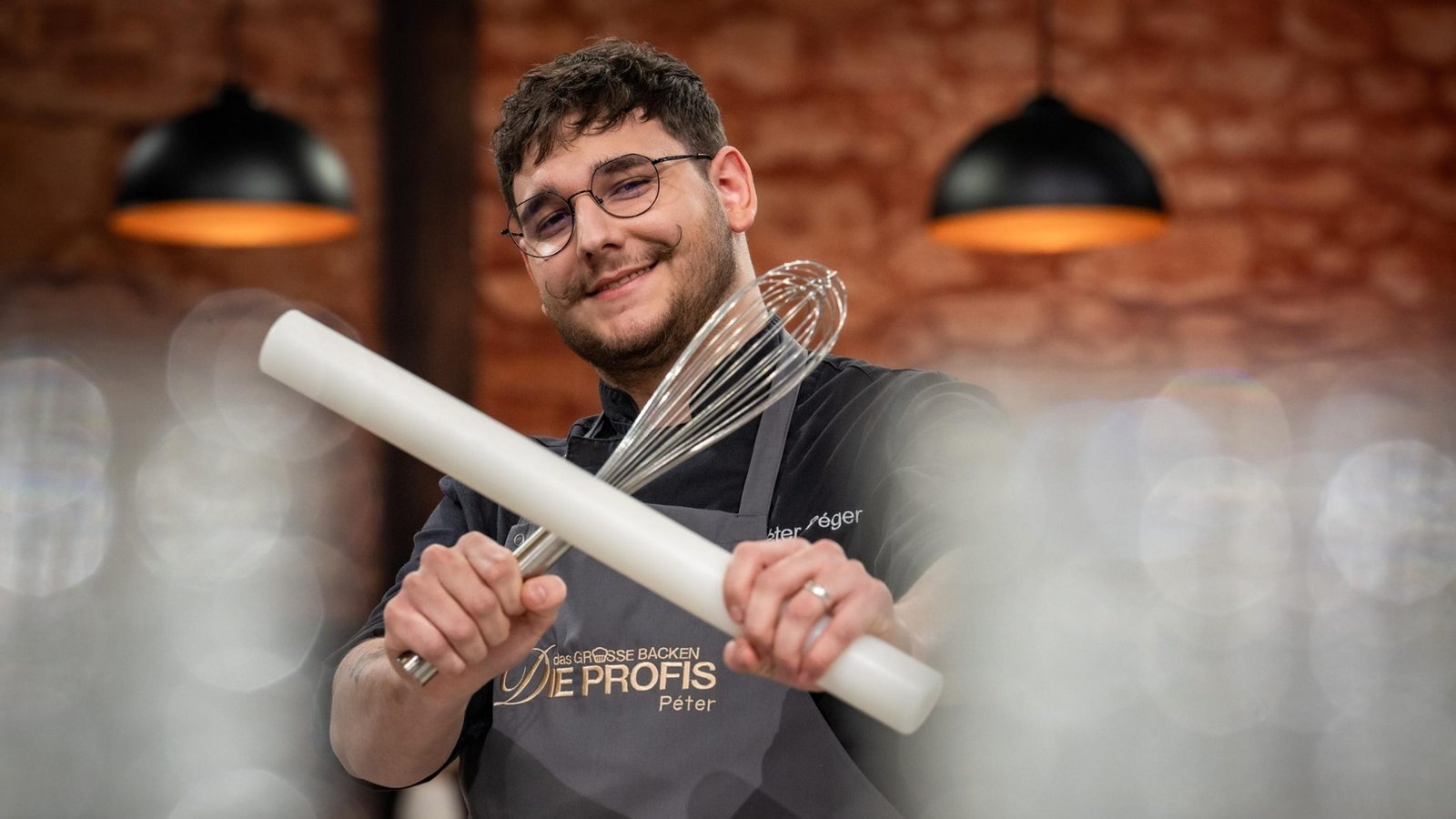 Péter (21), aus Straubing, zählt zu den Nachwuchstalenten der Branche und steht für moderne Patisserie mit klarer, präziser Handschrift.Foto: Joyn / Claudius Pflug Péter (21), aus Straubing, zählt zu den Nachwuchstalenten der Branche und steht für moderne Patisserie mit klarer, präziser Handschrift.Foto: Joyn / Claudius Pflug