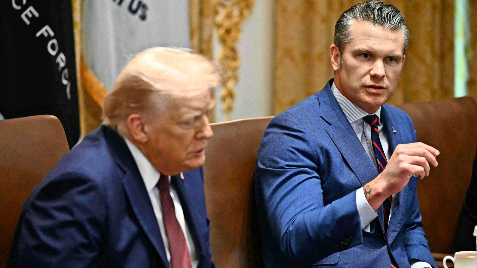 US-Verteidigungsminister Pete Hegseth und Donald Trump kündigen eine Kehrtwende in der Militärpolitik an (Archivfoto).Foto: AFP/MANDEL NGAN
