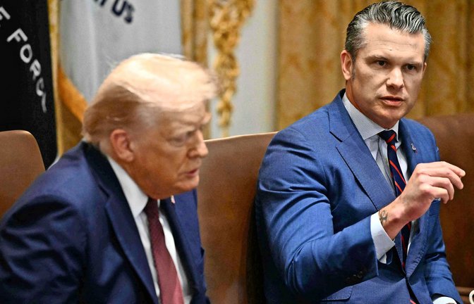US-Verteidigungsminister Pete Hegseth und Donald Trump kündigen eine Kehrtwende in der Militärpolitik an (Archivfoto).<span class='image-autor'>Foto: AFP/MANDEL NGAN</span>