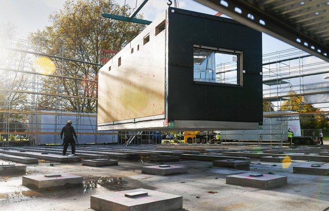 Die ersten vorgefertigten Module für das Holz-Schwimmbad kommen in Stuttgart-Zuffenhausen an.<span class='image-autor'>Foto: Lichtgut/Max Kovalenko</span>