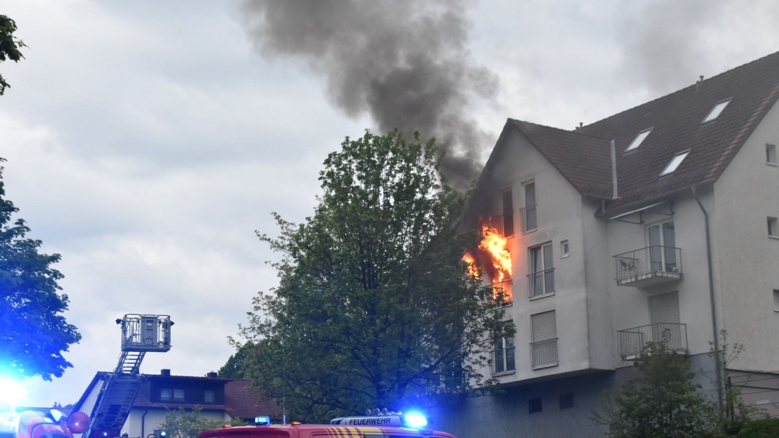 Als die Feuerwehr eintraf, stand der erste Stock bereits in Flammen.Foto: Jannik Nölke Als die Feuerwehr eintraf, stand der erste Stock bereits in Flammen.Foto: Jannik Nölke