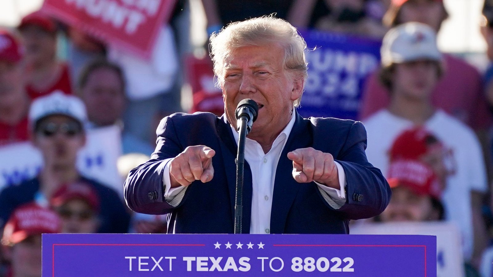 Der ehemalige US-Präsident Donald Trump macht anderen Vorwürfe.Foto: Nathan Howard/AP/dpa