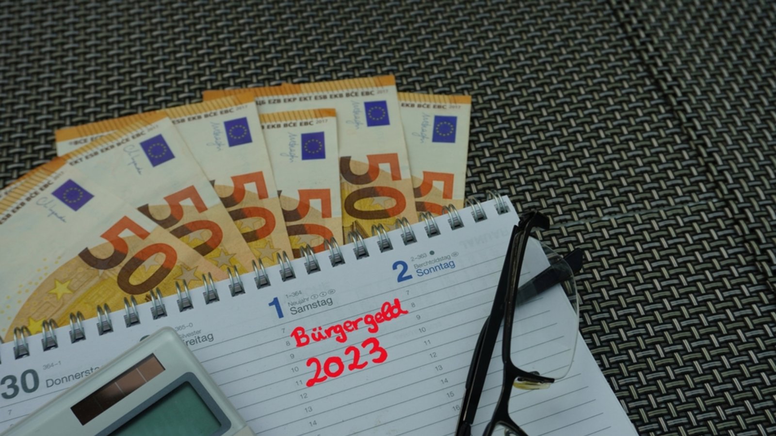 Wann kommt das Geld aufs Konto?Foto: Janet Worg / shutterstock.com Wann kommt das Geld aufs Konto?Foto: Janet Worg / shutterstock.com