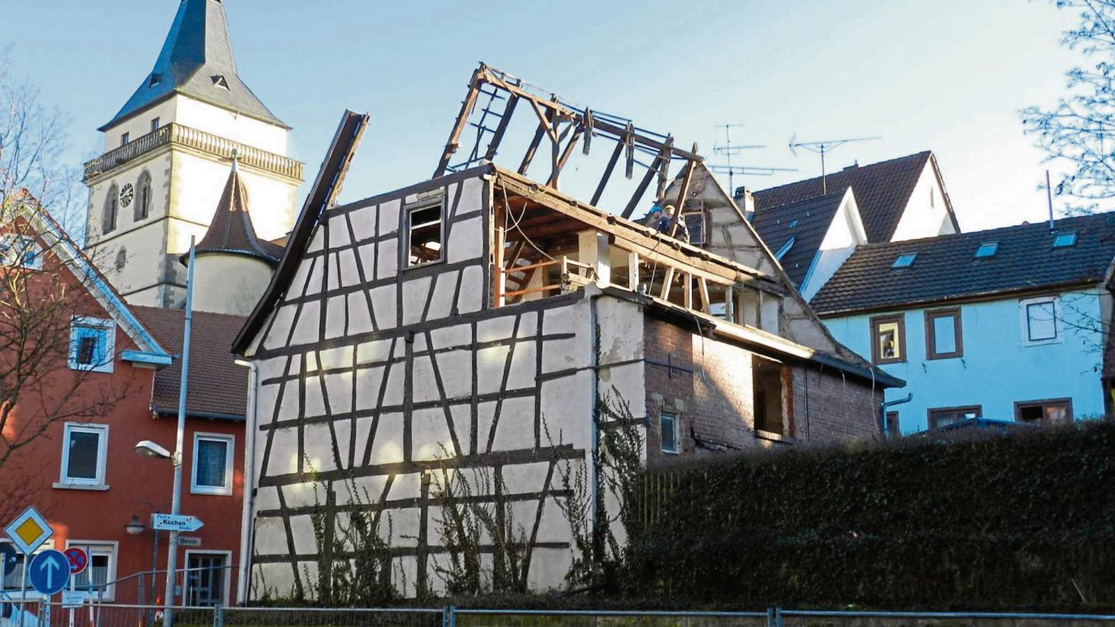 Im Bereich der Hauptstraße/Obere Straße in Großsachsenheim werden vier alte Häuser abgerissen. Sie weichen einem neuen Mehrfamilienhaus. Foto: Raichle Im Bereich der Hauptstraße/Obere Straße in Großsachsenheim werden vier alte Häuser abgerissen. Sie weichen einem neuen Mehrfamilienhaus. Foto: Raichle