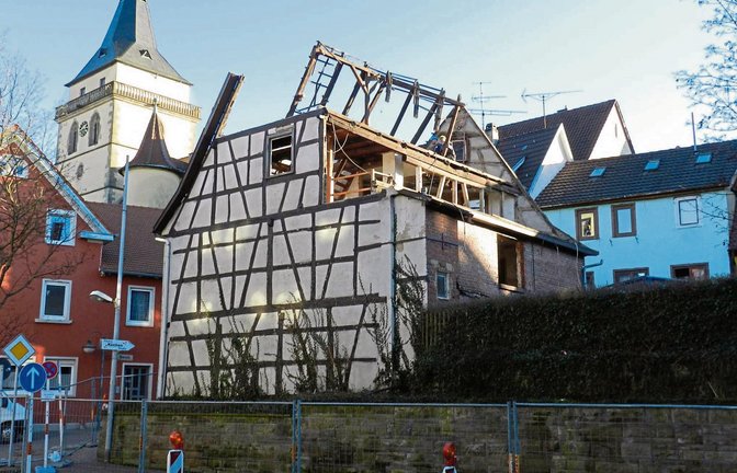 Im Bereich der Hauptstraße/Obere Straße in Großsachsenheim werden vier alte Häuser abgerissen. Sie weichen einem neuen Mehrfamilienhaus.  Foto: Raichle