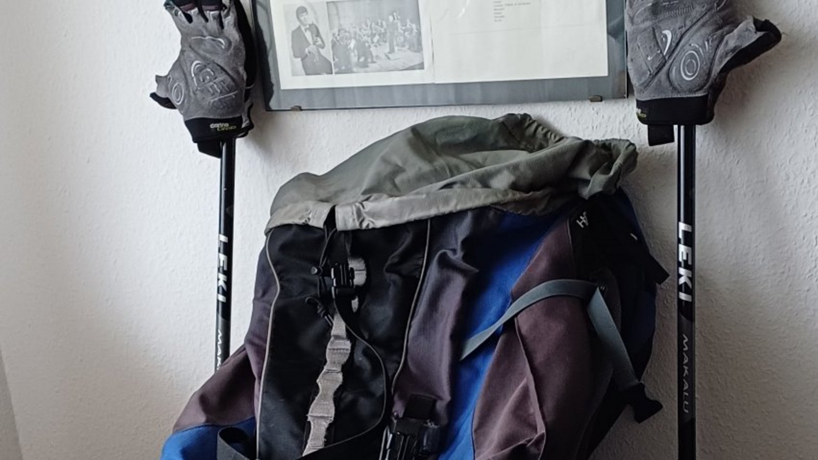 Sind quasi in Rente: Rucksack und Stöcke.
