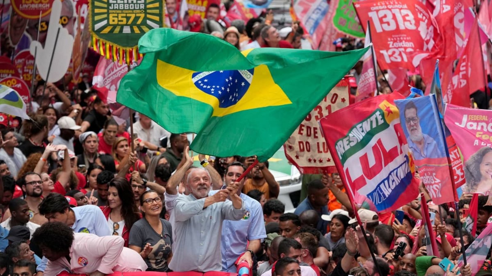 Wahlkampf in Brasilien: Der brasilianische Präsident Luiz Inacio Lula da Silva (M.), der sich um die Wiederwahl bewirbt, schwenkt während einer Wahlkampfveranstaltung eine brasilianische Fahne. Die Wahl findet am 4. Oktober statt.Silvia Izquierdo/AP/dpa Wahlkampf in Brasilien: Der brasilianische Präsident Luiz Inacio Lula da Silva (M.), der sich um die Wiederwahl bewirbt, schwenkt während einer Wahlkampfveranstaltung eine brasilianische Fahne. Die Wahl findet am 4. Oktober statt.Silvia Izquierdo/AP/dpa