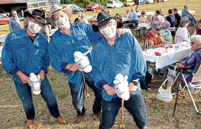 Im Schweinsgalopp mit den Steckenpferden von der Schwäbischen Alb nach Schützingen. Foto: Stahlfeld