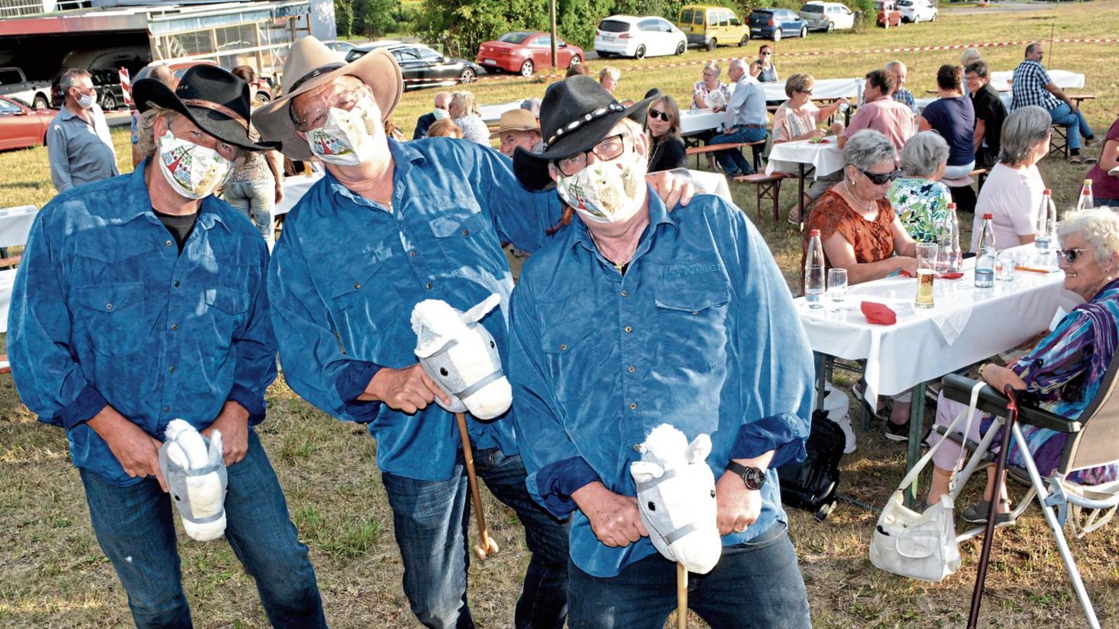 Im Schweinsgalopp mit den Steckenpferden von der Schwäbischen Alb nach Schützingen. Foto: Stahlfeld Im Schweinsgalopp mit den Steckenpferden von der Schwäbischen Alb nach Schützingen. Foto: Stahlfeld