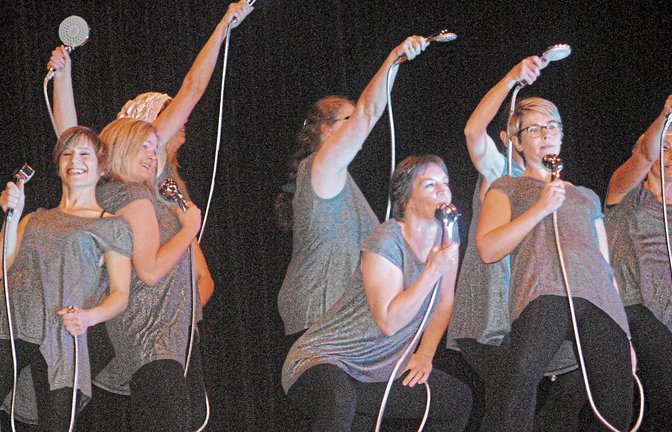 Die Aerobictänzerinnen aus Illingen garnieren ihren Auftritt mit Duschköpfen. Fotos: Stahlfeld