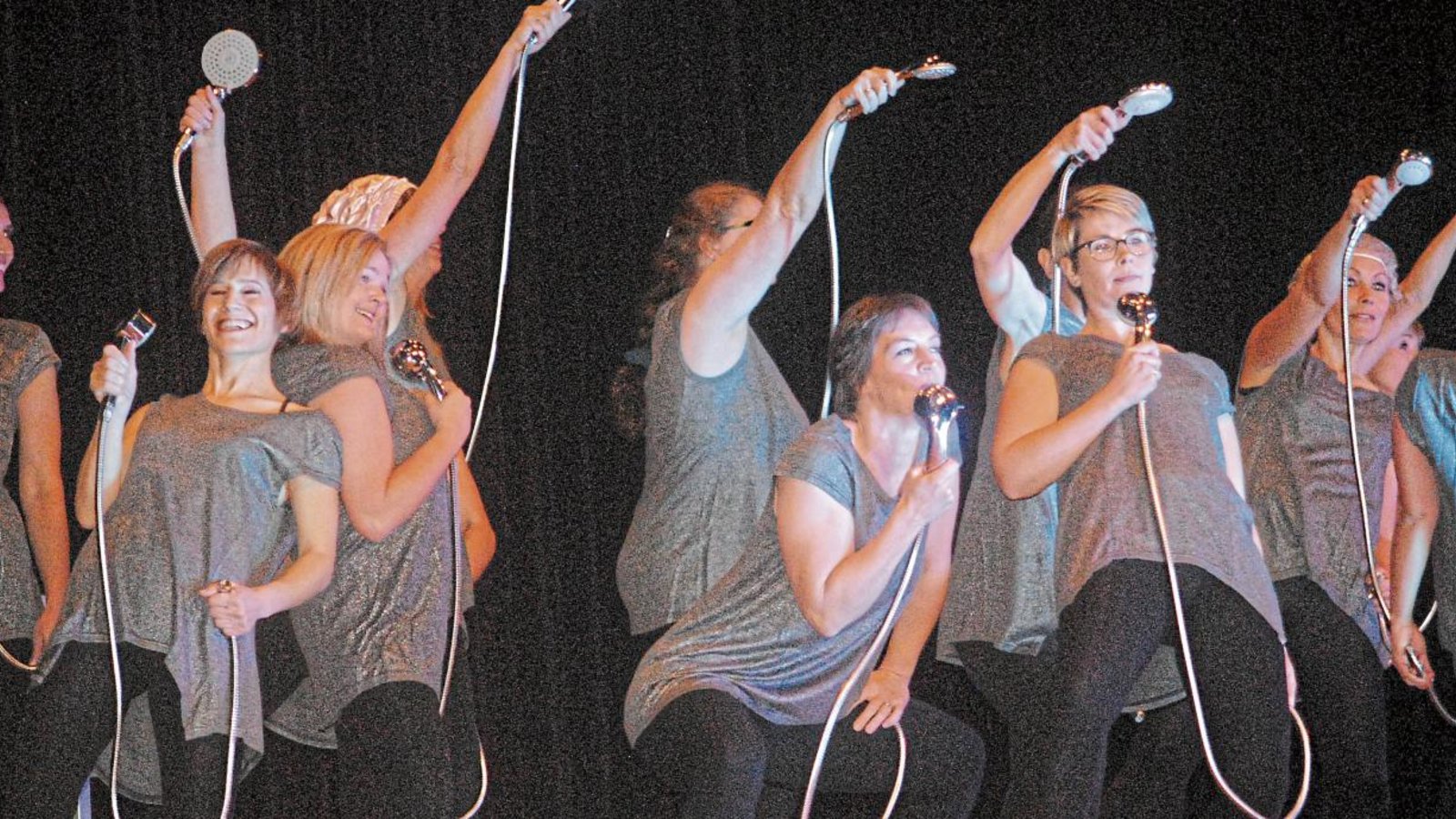Die Aerobictänzerinnen aus Illingen garnieren ihren Auftritt mit Duschköpfen. Fotos: Stahlfeld Die Aerobictänzerinnen aus Illingen garnieren ihren Auftritt mit Duschköpfen. Fotos: Stahlfeld