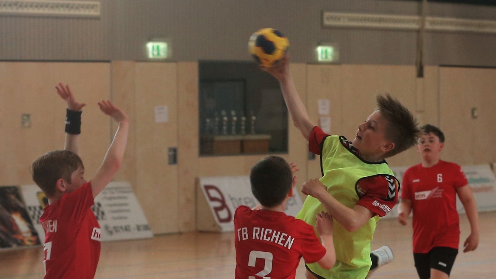 Vollen Einsatz zeigen die D-Jugendspieler wie hier Henry Mack vom HC Metter-Enz im Spiel gegen den TB Richen. Foto: Küppers