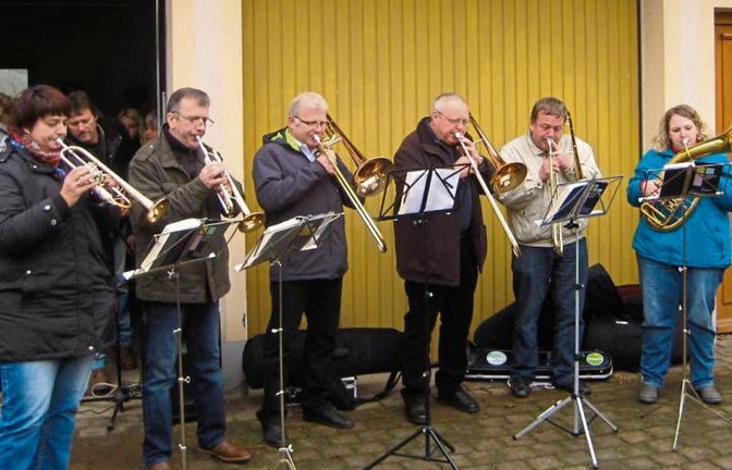 Der Illinger Posaunenchor musiziert in Thonhausen. Foto: p