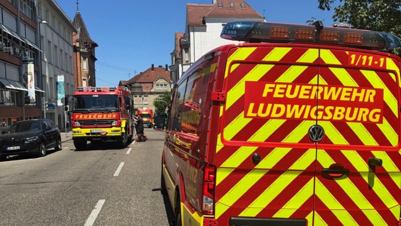 Die Feuerwehrleute sind fünf Stunden lang in der Uhlandstraße im Einsatz.Feuerwehr Ludwigsburg Die Feuerwehrleute sind fünf Stunden lang in der Uhlandstraße im Einsatz.Feuerwehr Ludwigsburg