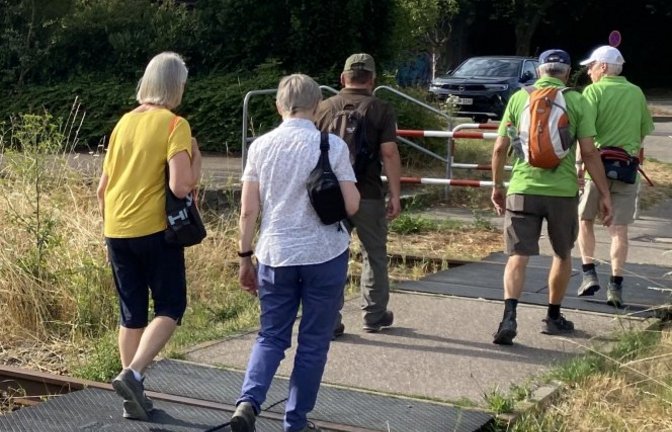 In Kleinglattbach werden die alten Gleise überquert und es geht ein Stück durch den Ort.