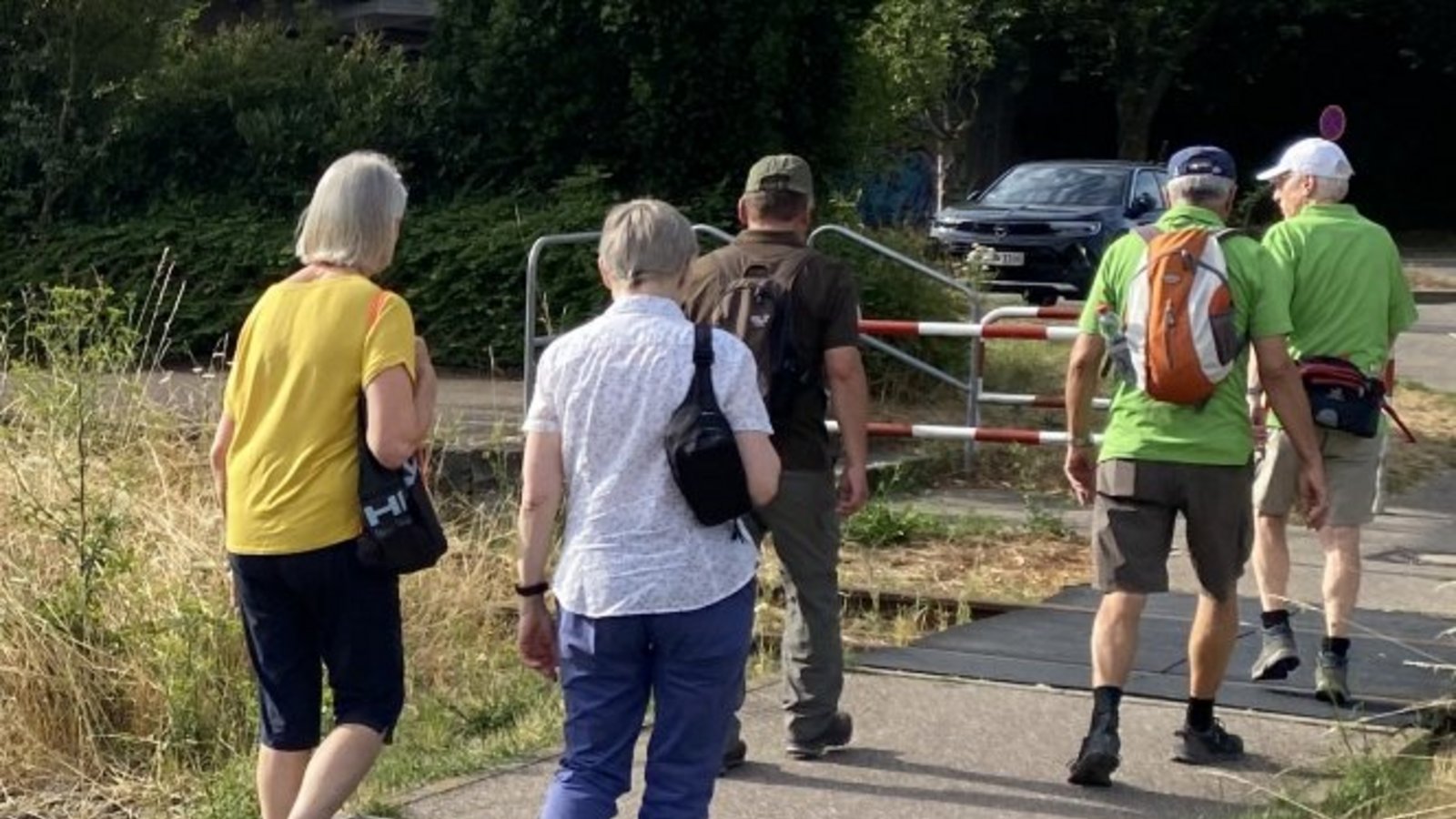 In Kleinglattbach werden die alten Gleise überquert und es geht ein Stück durch den Ort.