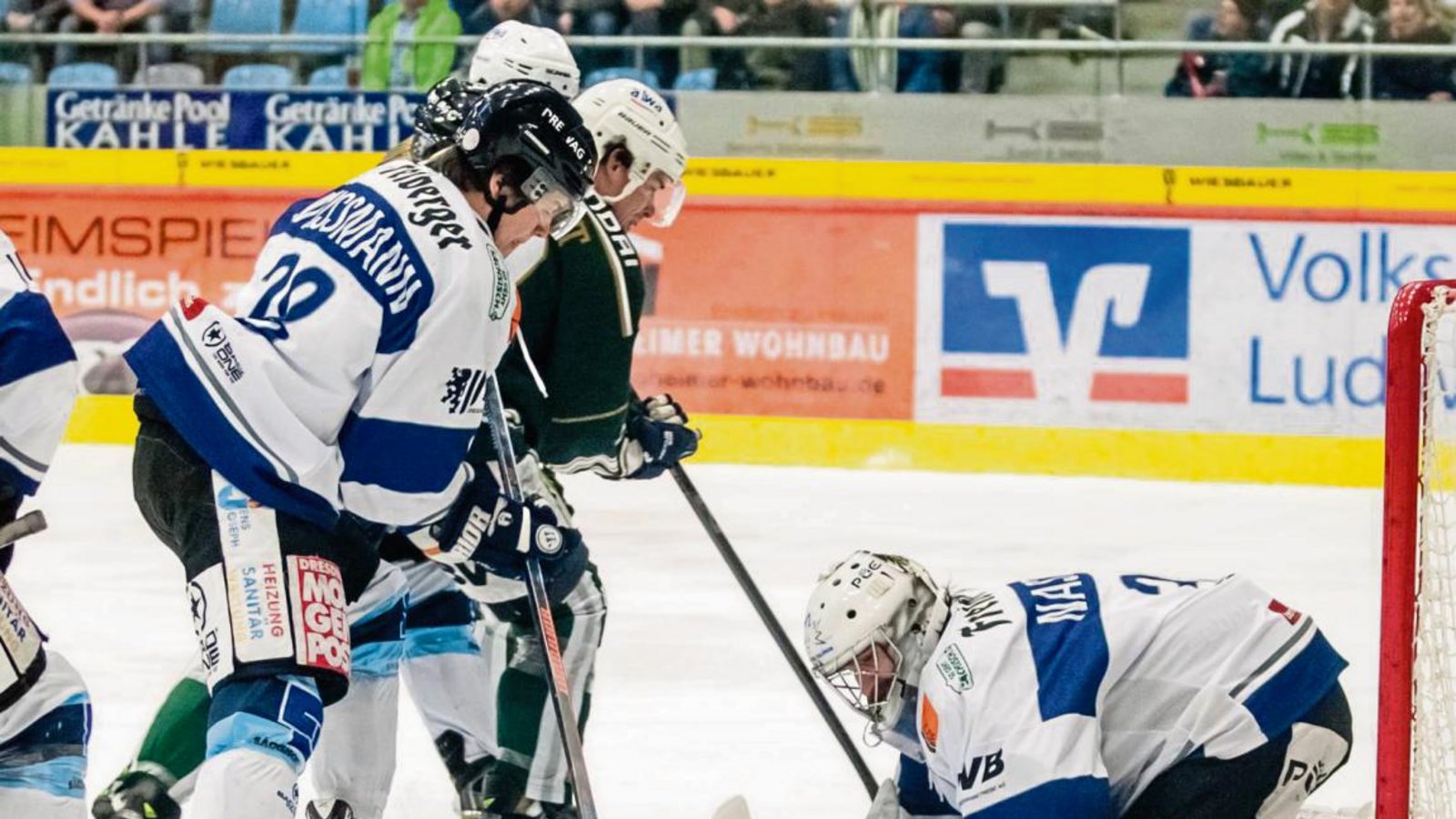 Dresdens Gaolie Kevin Nastiuk stand am Dienstagabend im Mittelpunkt. Hier fischt er sich den Puck vor Bietigheims Matt MckNight. Foto: Simecek