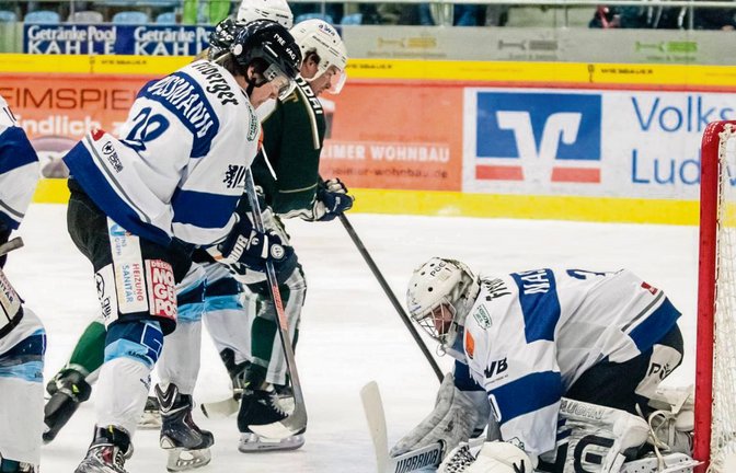 Dresdens Gaolie Kevin Nastiuk stand am Dienstagabend im Mittelpunkt. Hier fischt er sich den Puck vor Bietigheims Matt MckNight. Foto: Simecek